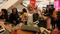 Calon pembeli memilih tas di salah satu toko saat Jakarta "Midnight Sale" di Mall Senayan City, Jakarta, Jumat (16/6). Acara ini berlangsung mulai 16 hingga 23 Juni 2017 di beberapa Mall di Jakarta. (Liputan6.com/Gempur M Surya)