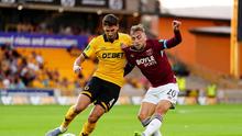 Pemain West Ham, Jarrod Bowen (kanan), mencoba melepaskan diri dari kawalan pemain Wolves saat bertanding pada putaran 2 Carabao Cup, Rabu (27/8/2025) dini hari WIB. (David Davies/PA via AP)