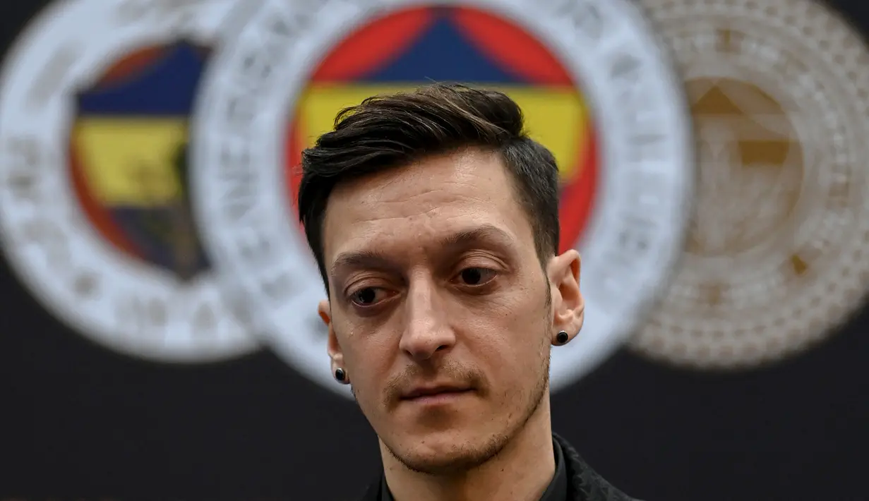 Mesut Ozil. Gelandang Arsenal ini selalu menjadi andalan Arsene Wenger sejak didatangkan pada 2013/2014. Usai Wenger pergi pada akhir 2017/2018, Ozil sulit mendapatkan tempat utama dibawah Unai Emery maupun Mikel Arteta. Ia pun hengkang ke Fenerbahce pada pertengahan 2020/2021. (AFP/Ozan Kose)