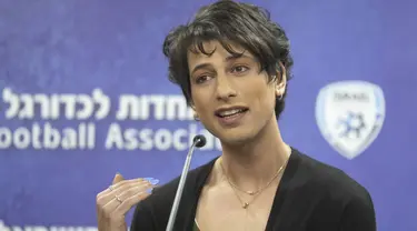 Wasit sepak bola Israel, Sapir Berman memberikan konferensi pers di Ramat Gan, pada Selasa (27/4/2021). Sapir Berman menyatakan diri sebagai seorang transgender dan menjadi satu-satunya perempuan dalam liga papan atas olah raga di negara itu. (AP Photo/Sebastian Scheiner)