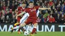 James Milner saat melakukan tendangan penalti namun gagal berbuah gol pada laga Liga Champions grup E di Stadion Anfield, Liverpool, (1/11/2017). Liverpool menang 3-0. (AP/Rui Vieira)
