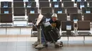 Seorang penumpang berbicara menggunakan ponselnya sebelum check-in di Bandara Internasional Jorge Chavez di Callao, Peru, Senin (5/10/2020). Peru pada Senin (5/10) membuka kembali penerbangan penumpang internasional yang dihentikan pada Maret di tengah pandemi COVID-19. (AP Photo/Martin Mejia)