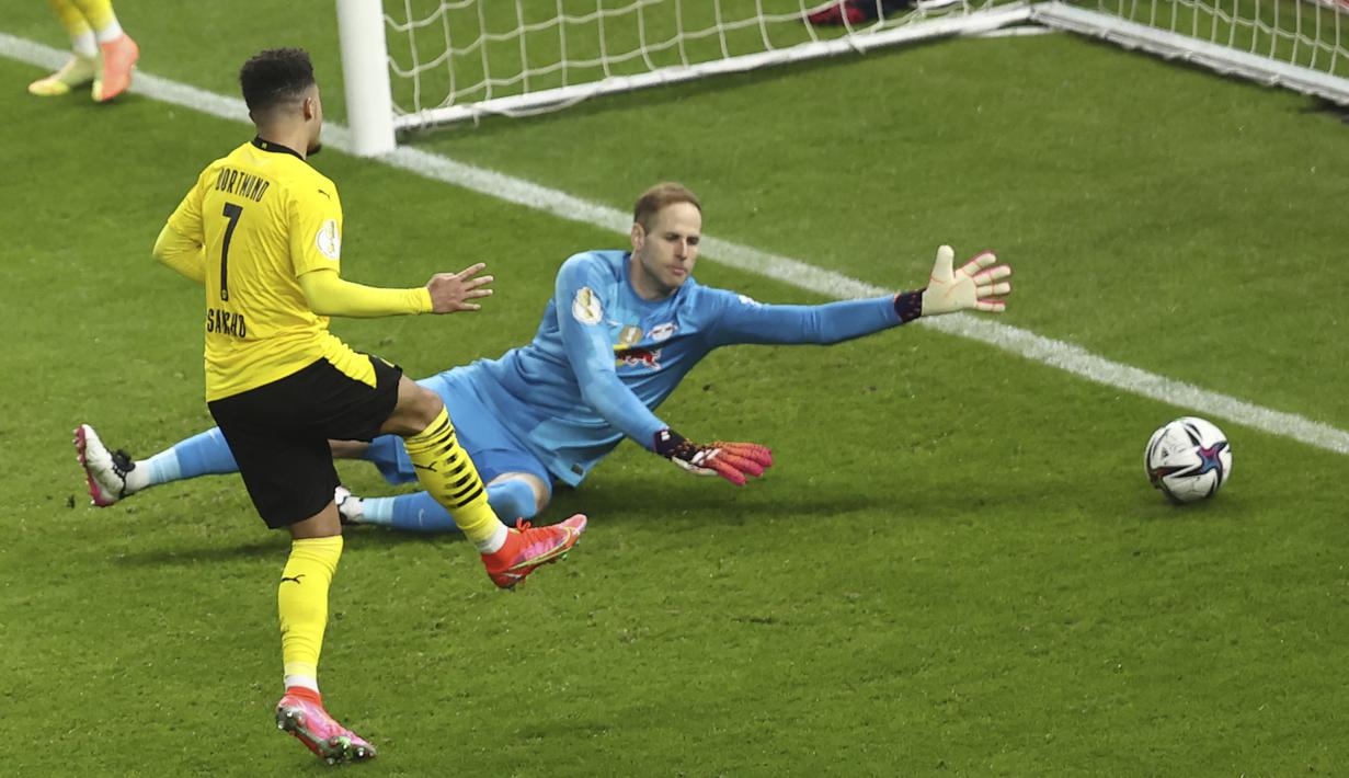 Gelandang Borussia Dortmund, Jadon Sancho mencetak gol ketiga timnya ke gawang RB Leipzig dalam laga final DFB Pokal 2020/2021 di Olympiastadion, Berlin, Kamis (13/5/2021). Dortmund menang 4-1 atas Leipzig dan menjadi juara. (AP/Maja Hitij/Pool)