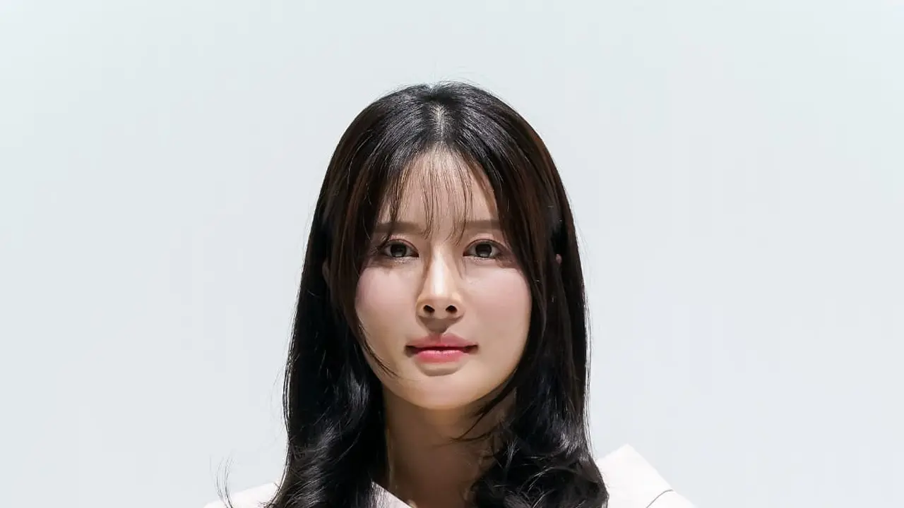 How To: 6 Cara Membuat Poni Air Bangs yang Populer dari Hair Stylist BLACKPINK dan Seo Ye Ji