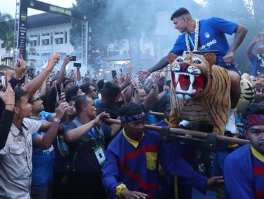 Pawai rombongan skuad Persib Bandung merayakan gelar juara BRI Liga 1 2023/2024, Sabtu (1/6/2024) yang dikawal ribuan bobotoh dan dimulai dari Tol Pasteur berakhir di Gedung Sate, Kota Bandung, Jawa Barat, sekitar jam lima sore. Kedatangan skuad Maung Bandung disambut meriah ribuan Bobotoh yang sudah menunggu selama berjam-jam, termasuk Pj Gubernur Jawa Barat, Bey Machmudin berserta jajaran Forkopimda Jabar. Empat penggawa Persib, Ciro Alves, David Da Silva, Dedi Kusnandar, dan Marc Klok sempat diarak menaiki Singa Depok menuju ke panggung utama. (Bola.com/M Iqbal Ichsan)