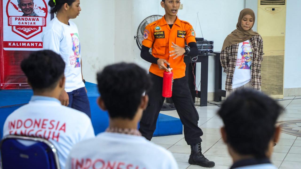 Sukarelawan Pandawa Ganjar kembali memberikan edukasi kepada pemuda milenial dan generasi Z untuk sama-sama mengantisipasi dan menanggulangi kebakaran lahan gambut yang marak terjadi di Kalimantan Selatan (Kalsel) (Istimewa)