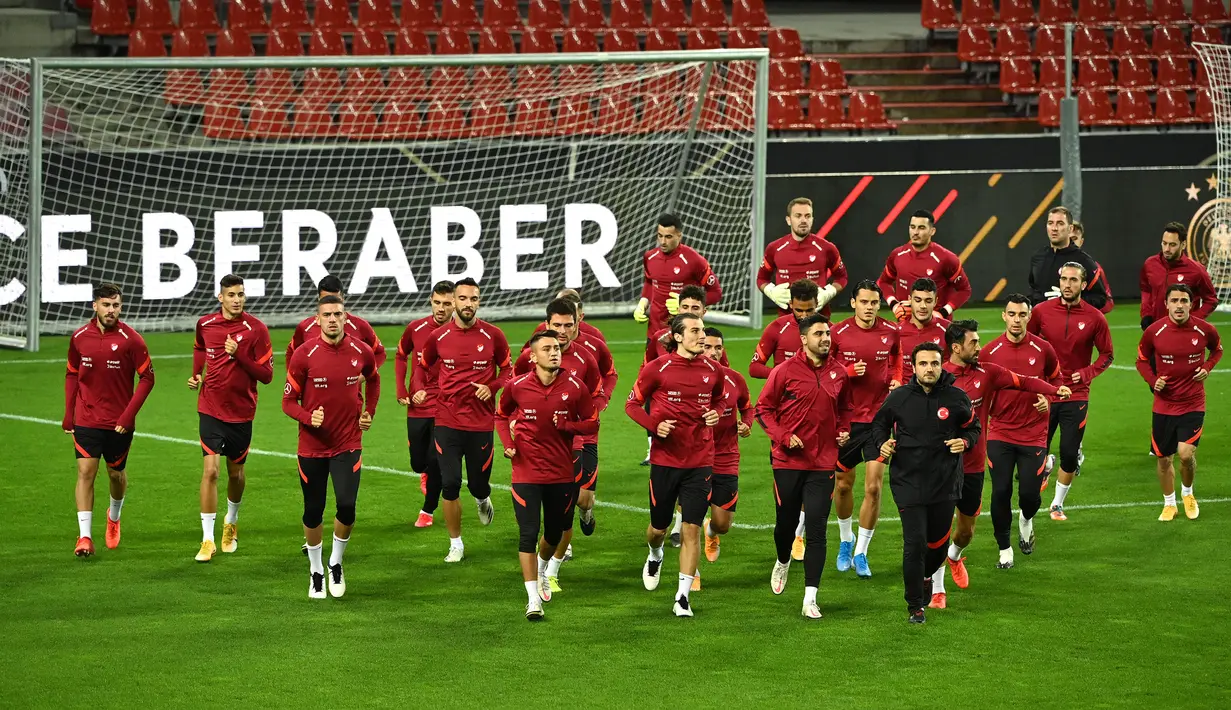 Pemain Turki saat mengikuti latihan jelang melawan Jerman pada laga persahabatan di Rheinenergie stadium, Jerman, Rabu (7/10/2020). Tukri akan menghadapi Jerman untuk memperbaiki kualitas permainan mereka yang kalah dua kali di UEFA Nations League. (AFP/Ina Fassbender)