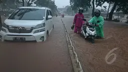 Sejumlah kendaraan mogok akibat nekat menerobos banjir yang menggenangi jalan Letjen Suprapto Cempaka Putih, Jakarta, Senin (9/2/2015). (Liputan6.com/Herman Zakharia)