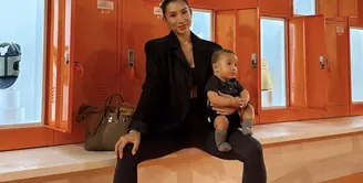 Jennifer Bachdim sempurna dikatakan sebagai seorang Fit Mama. Ia berhasil tampil prima di depan public dengan gaya fashionnya yang anti gagal. [Foto: Instagram/ Jennifer Bachdim]