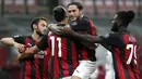 Pemain AC Milan Zlatan Ibrahimovic (kedua kiri) merayakan golnya ke gawang Bologna pada pertandingan Serie A di Stadion San Siro, Milan, Italia, Senin (21/9/2020). AC Milan menaklukkan Bologna 2-0. (AP Photo/Antonio Calanni)