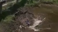 Sebuah video air sungai di Kali Kuning, Bendungan Sidorejo, Desa Selomartani, Kecamatan Kalasan, Kabupaten Sleman, Yogyakarta tersedot ke dalam lubang viral di media sosial.