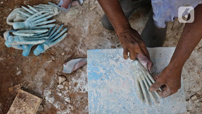 Pekerja menyelesaikan pembuatan kerangka tangan di Cinangka, Depok, Jawa Barat, Rabu (11/12/2019). Manekin anatomi tubuh tersebut dijual dengan harga Rp 100 ribu hingga Rp 1 juta. (Liputan6.com/Herman Zakharia)