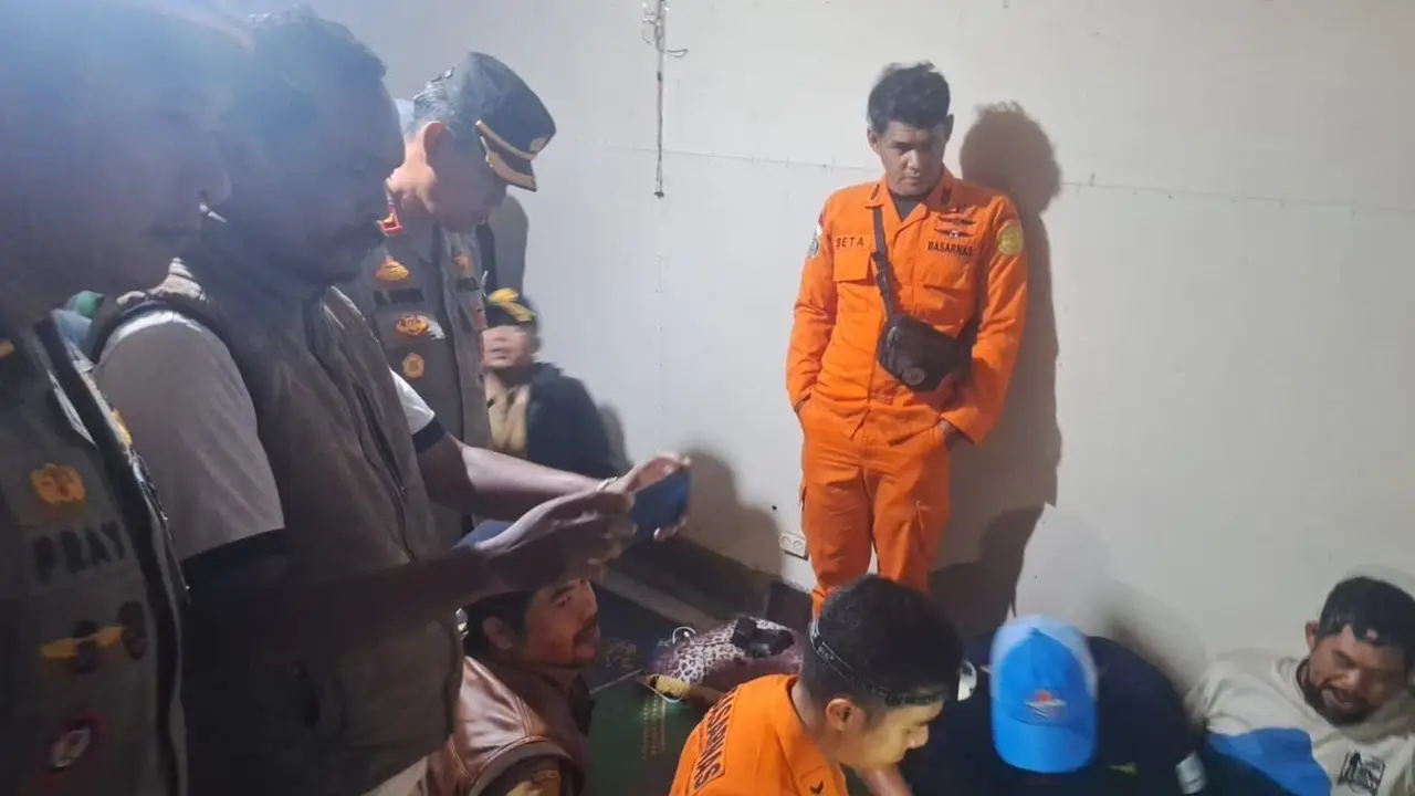 Tujuh orang warga Desa Suci, Kecamatan Karangparitan, Garut, Jawa Barat, yang sempat dilaporkan hilang di kawasan Gunung Godog atau disebut juga Curug Ngebul, sejak Ahad kemarin, akhirnya ditemukan. (Liputan6.com/Jayadi Supriadin)