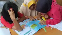 Aktivitas baca di TBM Sikola Pomore, salah satu TBM di Sulawesi Tengah. Peningkatan minat baca di Sulteng yang masih berada di urutan 4 terbawah jadi salah satu 'PR' bagi pengurus FTBM Sulteng. (Foto: Dok. Sikola Pomore).
