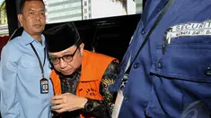 Eks Sekjen Kementerian ESDM, Waryono Karno menjalani pemeriksaan di KPK, Jakarta, Senin (29/12/2014). (Liputan6.com/Miftahul Hayat)