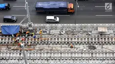 Pekerja menyelesaikan rel jalur layang mass rapid transit (MRT) yang melintasi tol Jakarta Outer Ring Road (JORR) TB Simatupang, Jakarta, Sabtu (21/4). Jalur MRT  memiliki 7 stasiun layang dan 6 stasiun bawah tanah. (Liputan6.com/Fery Pradolo)