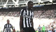 Pemain Newcastle, Alexander Isak merayakan golnya ke gawang West Ham United pada laga lanjutan Liga Inggris 2023/2024 di London Stadium, London, Inggris, Minggu (08/10/2023) malam WIB. Sementara itu, gol kedua Isak dicetak setelah menerima umpan dari Kieran Trippier. (AP Photo/PA/Zac Goodwin)