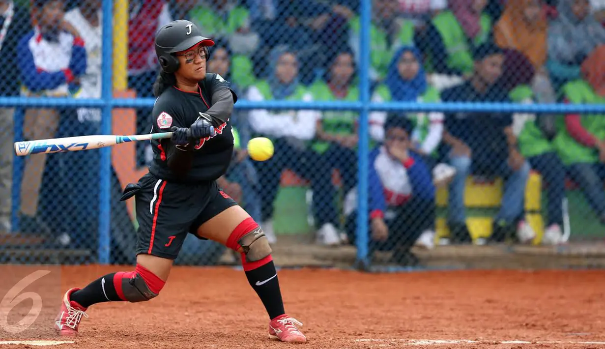 Pesoffball putri DKI Jakarta, Sarah Adipayanti memukul bola saat laga melawan Papua di penyisihan PON XIX di Lapangan Softball UPI, Bandung, Sabtu (24/6). DKI Jakarta menang 16-0 atas Papua. (Liputan6.com/Helmi Fithriansyah)