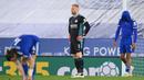 Ekspresi kecewa kiper Leicester City, Kasper Schmeichel (tengah) dan kawan-kawan usai Newcastle United mencetak gol ketiga dalam laga lanjutan Liga Inggris 2020/2021 pekan ke-35 di King Power Stadium, Leicester, Jumat (7/5/2021). Leicester kalah 2-4 dari Newcastle. (AFP/Michael Regan/Pool)
