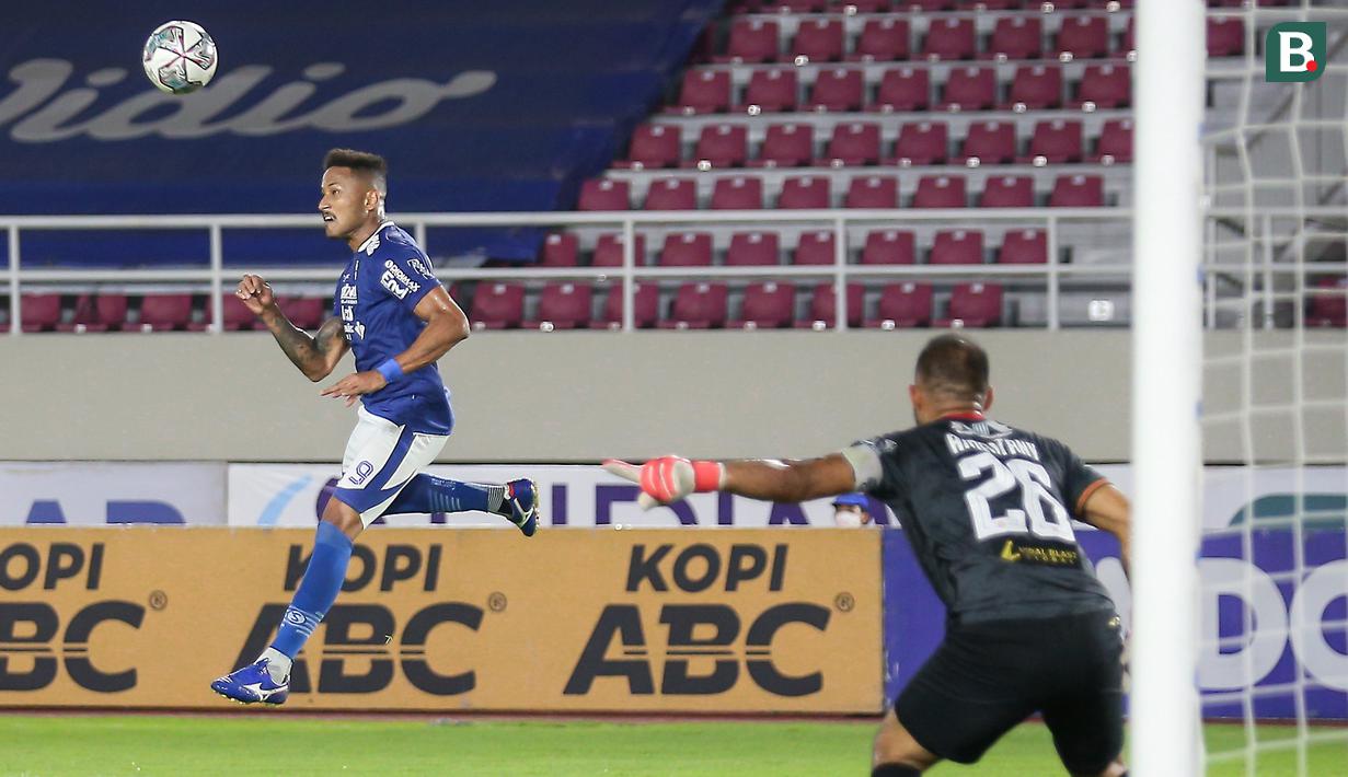 Pada menit ke-73, Persib kembali menekan melalui Wander Luiz. Namun, bola hasil sundulannya usai memaksimalkan umpan silang Henhen Herdiana, masih bisa ditepis Andritany. (Bola.com/Bagaskara Lazuardi)