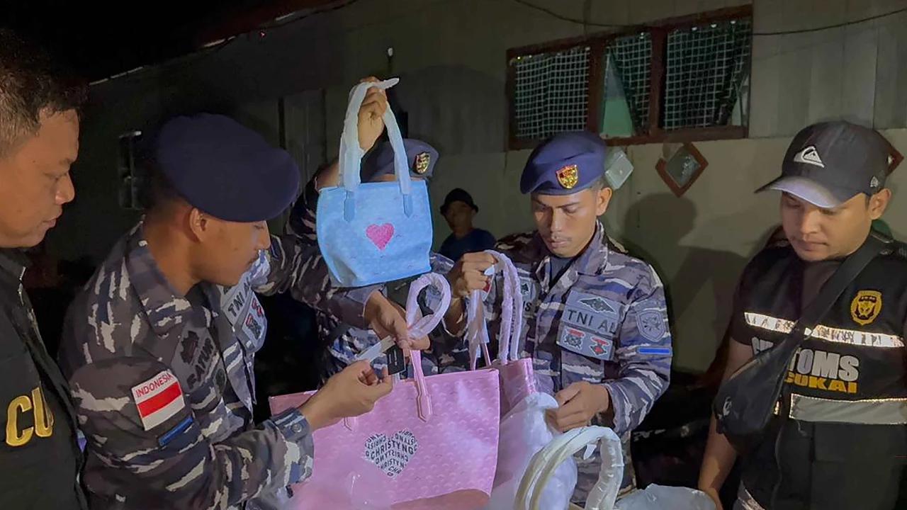 FOTO: TNI AL dan Bea Cukai Amankan Barang Bermerek Ilegal di Perairan Nunukan