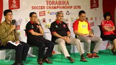 CEO EMTEK Group Sutanto Hartono (kiri) memberikan keterangan saat konferensi pers musim kedua Torabika Soccer Championship 2016, Jakarta, Rabu (31/8). (Liputan6.com/Fery Pradolo)