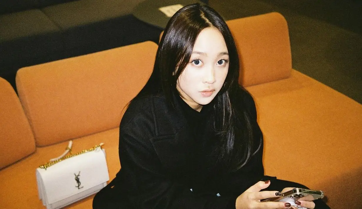 Dengan makeup yang lebih natural, Dita Karang di sini hanya terlihat menggunakan eyeliner tipis, rambut panjangnya dibiarkan tergerai, dan mengenakan outfit serba hitam. Foto: Instagram.