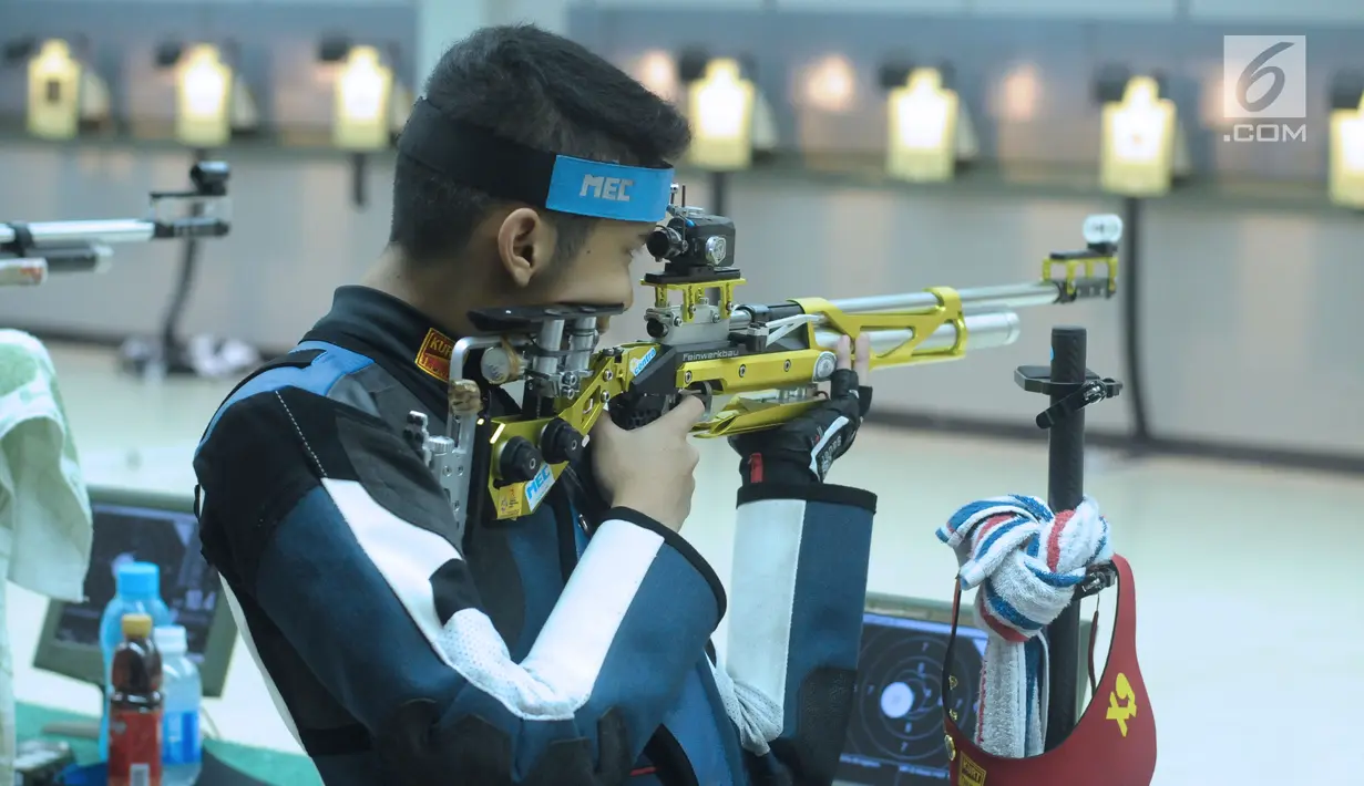 Atlet pelatnas menembak putri melakukan latihan di Lapangan Tembak Senayan, Jakarta, Selasa (10/4). Rencananya, timnas menembak Indonesia akan berangkat ke Korea Selatan untuk pemusatan latihan, pertengahan April 2018. (Liputan6.com/Helmi Fithriansyah)