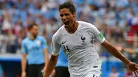 Bek Timnas Prancis Raphael Varane merayakan gol ke gawang Uruguay pada laga 8 besar Piala Dunia 2018 di Nizhny Novgorod Stadium, Jumat (6/7/2018). (AFP/Mladen Antonov)