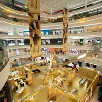 Berlokasi di Senayan City, Jakarta, YSL hadirkan Holiday Pop-up terbesar di dunia.