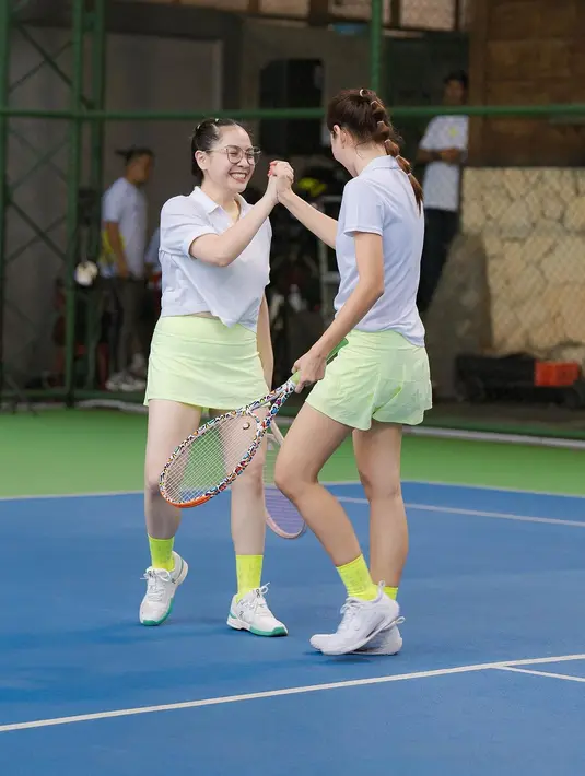 Terlihat berpelukan di lapangan tenis, Nagita Slavina dan Syahnaz Sadiqah mengenakan baju olahraga kembar. [Foto: Instagram/syahnazs]