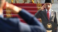 Presiden Joko Widodo bertindak sebagai inspektur upacara dalam Prasetya Perwira (Praspa) TNI-Polri tahun 2022 di Istana Merdeka, Jakarta, Kamis (14/7/2022). Dalam kesempatan tersebut, Kepala Negara melantik dan mengambil sumpah calon perwira remaja (capaja) yang berjumlah 754 orang dari matra TNI dan Kepolisian. (Foto: Biro Pers Sekretariat Presiden)