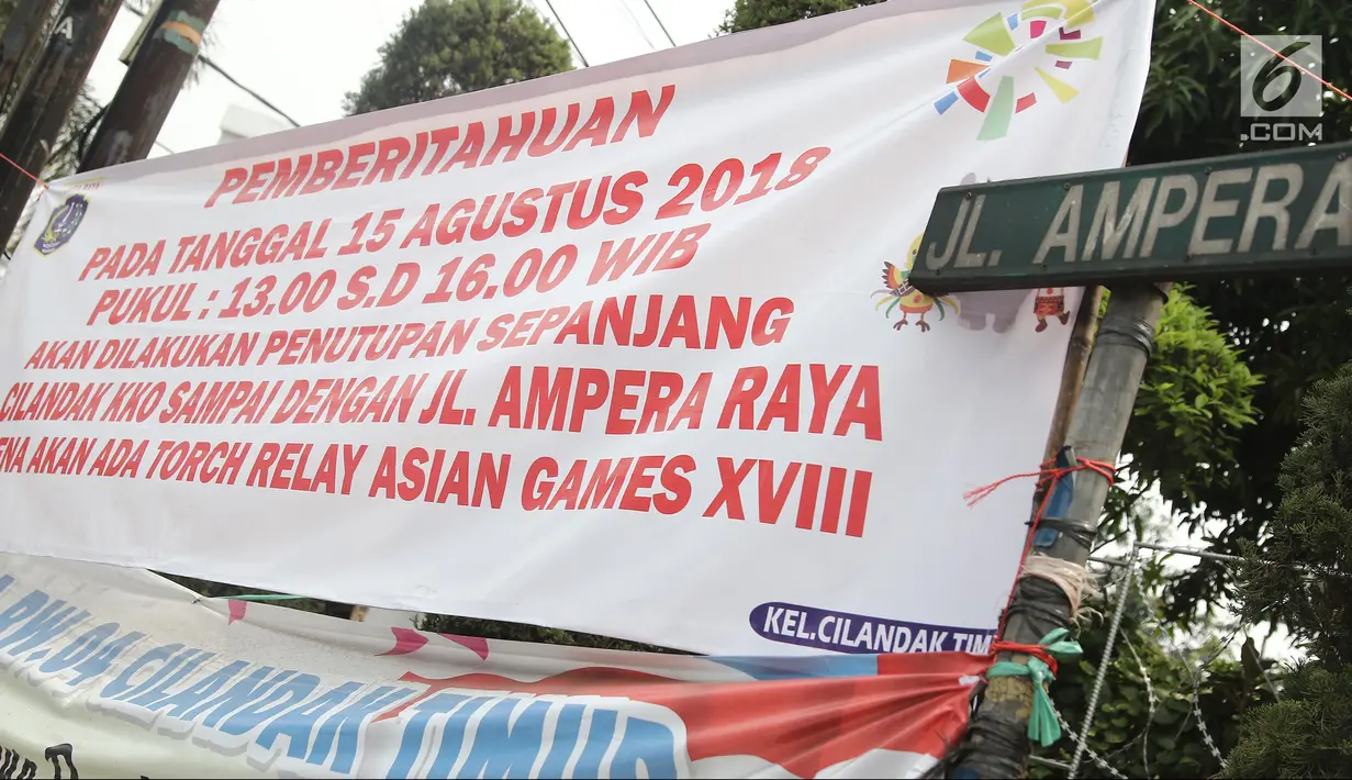 Spanduk pengumuman terpampang di Jalan Ampera, Jakarta, Selasa (7/8). Jalan Taman Margasatwa Ragunan, Margasatwa Barat, Cilandak KKO, dan Ampera akan ditutup saat pelaksanaan Api Obor Asian Games 2018 pada 15 Agustus. (Liputan6.com/Herman Zakharia)