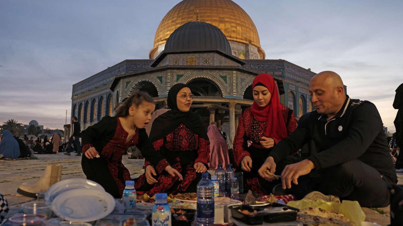 Buka puasa bersama di kompleks Masjid Al Aqsa