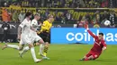 Pemain Borussia Dortmund, Julian Brandt, mencetak gol ke gawang Werder Bremen pada laga Bundesliga di Stadion Signal Iduna Park, Sabtu (21/10/2023). Dortmund sukses mengalahkan Bremen dengan skor tipis 1-0. (AP Photo/Martin Meissner)