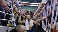 Bintang Golden State Warriors, Stephen Curry menyapa fans usai timnya menang atas Utah Jazz pada gim keempat playoff NBA di Salt Lake City, Senin (8/5/2017). Warriors menang 121-95.  (AP/Rick Bowmer)
