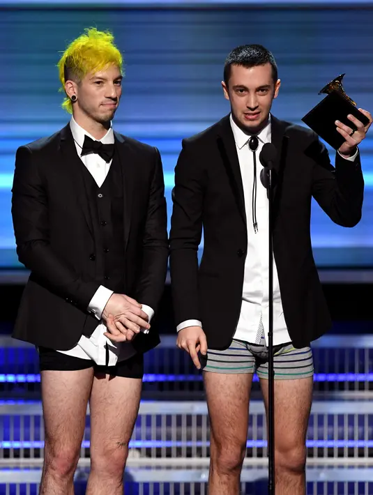 Twenty One Pilots menyampaikan terima kasih saat menyabet piala ajang penghargaan Grammy Awards 2017 di Los Angeles, Minggu (12/2). Dua personel Twenty One Pilots ini menerima Grammy hanya dengan celana boxer. (Kevin Winter/Getty Images for NARAS/AFP)