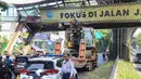 Sebuah truk  truk towing pengangkut alat berat (crane)  tersangkut dan merusak  jembatan penyeberangan orang (JPO) di Jalan Raya Kapten Tendean, Jakarta, Selasa (14/07/2026).