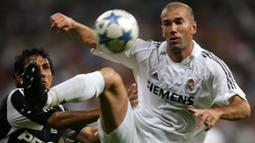 Zinedine Zidane merupakan pengontrol bola yang hebat, keterampilan menggiring bola yang sempurna, dan visi yang luar biasa. Zizou juga berkembang dalam hal menembak dengan kedua kakinya, mencetak beberapa gol paling ikonik dalam sejarah sepak bola. (AFP/Philippe Desmazes)
