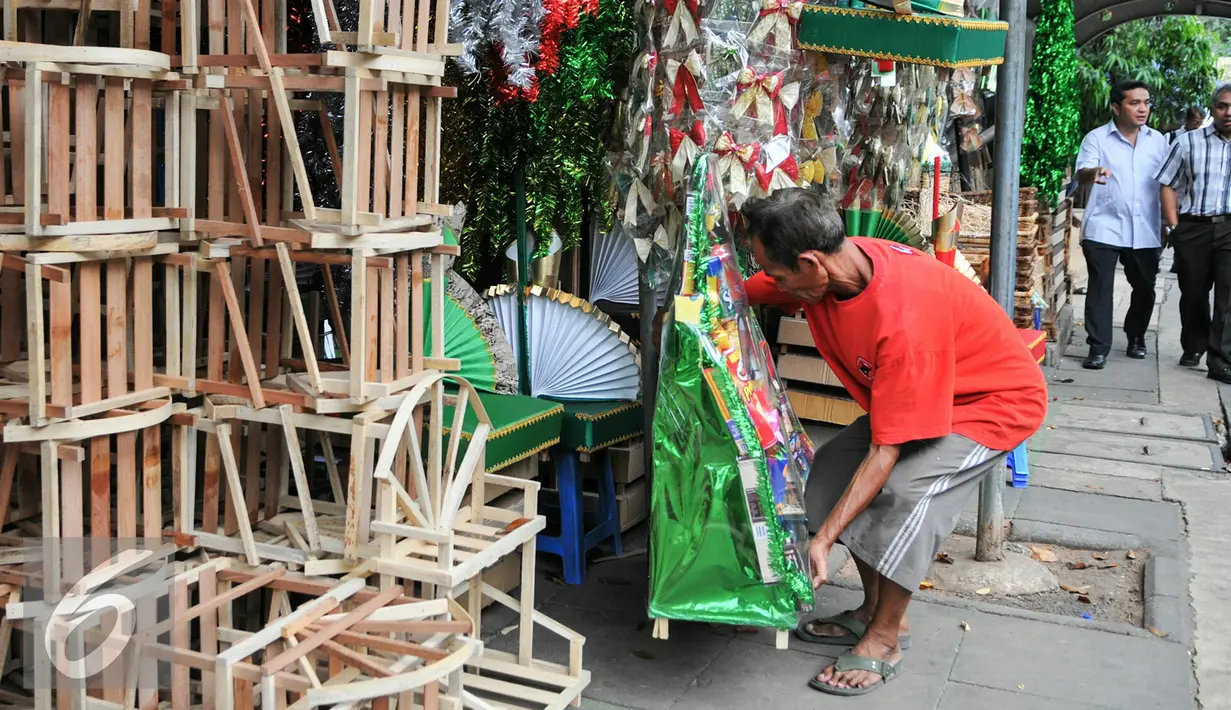 Pedagang membuat parcel di kawasan Cikini, Menteng, Jakarta Pusat, Rabu (15/6/2016). Pemprov DKI Jakarta berencana menertibkan pedagang parcel di Cikini dengan alasan menganggu pejalan kaki yang melintas. (Liputan6.com/Yoppy Renato)