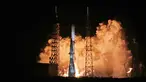 Roket Blue Origin New Glenn berhasil lepas landas dari Space Launch Complex 36 dari Kennedy Space Center dalam penerbangan perdananya, di Cape Canaveral, Florida, Amerika Serikat pada Kamis 16 Januari 2025 dini hari waktu setempat. (Gregg Newton/AFP)