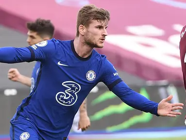 Striker Chelsea, Timo Werner melakukan selebrasi usai mencetak gol ke gawang West Ham United dalam laga lanjutan Liga Inggris 2020/2021 pekan ke-33 di The London Stadium, London, Sabtu (24/4/2021). Chelsea menang 1-0 atas West Ham. (AFP/Andy Rain/Pool)