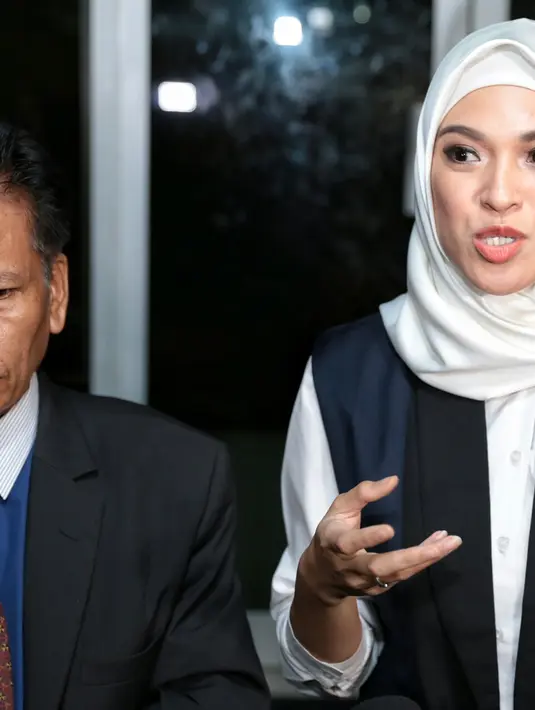 "Suami dukung. Ini urusan bisnis. Dia nggak terima kenapa saya diikutkan di sini. Kenapa saya yang dilaporkan," kata Delia di Polda Metro Jaya, Jakarta Selatan, Selasa (19/7). (Adrian Putra/Bintang.com)