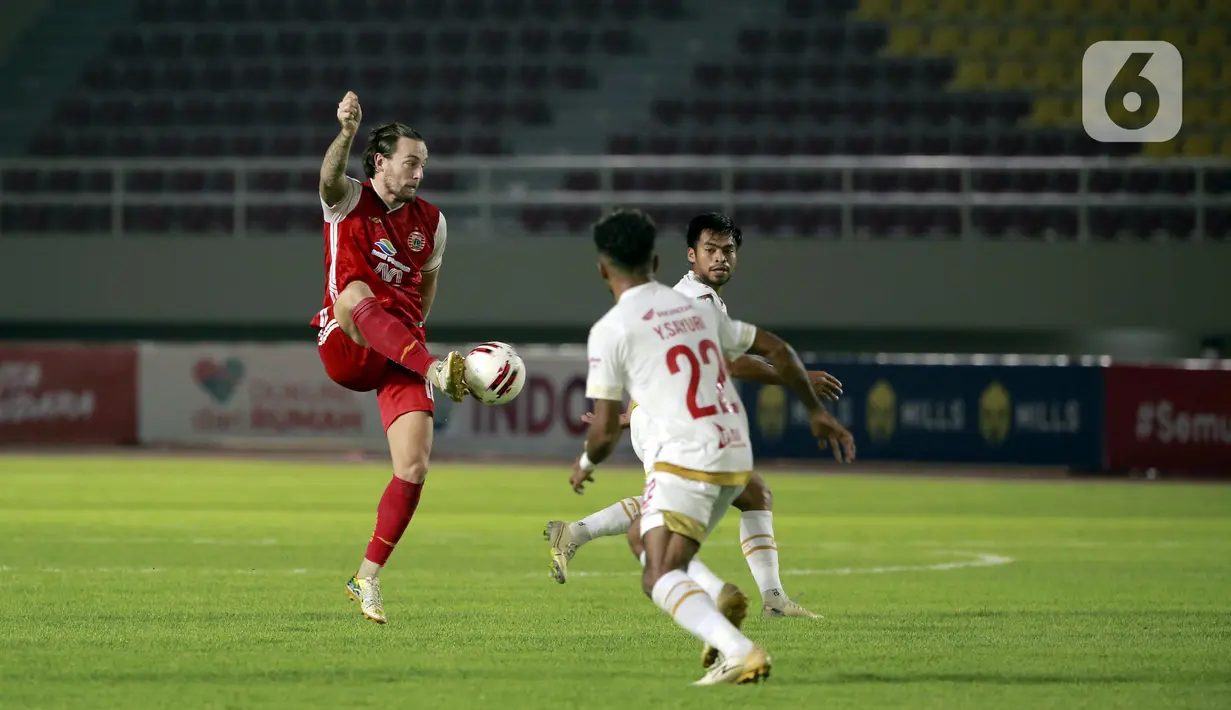 Pemain Persija Jakarta, Marc Klook (kiri) mengontrol bola dibayangi pemain PSM Makassar, Yakob Sayuri dalam pertandingan semifinal leg kedua Piala Menpora 2021 di Stadion Manahan, Solo, Minggu (18/4/2021). (Bola.com/Ikhwan Yanuar)