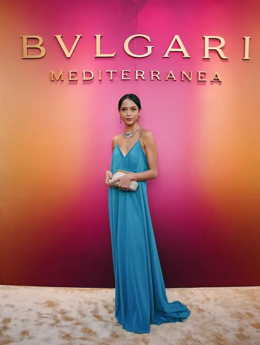 Penampilan Putri Marino di acara BVLGARI lainnya. Di sini ia tampil penuh pesona dengan dress flowy bertali spageti berwarna biru turquoise. [Foto: Instagram/putrimarino]