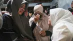 Tangis keluarga pecah saat mendengar keputusan penghentian operasi pencarian lima jurnalis dan tiga kru kapal Arupadhatu 1 di Posko SAR Nasional Carita, Pandeglang, Banten, Kamis (17/9/2026). Operasi SAR dihentikan setelah pencarian selama sepuluh hari belum menemukan tanda keberadaan delapan orang tersebut. (KLY/Budy Santoso)