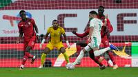 Pemain Aljazira, Riyad Mahrez berusaha menembak bola yang berbuah menjadi gol ke gawang Sudan dalam laga Grup E Piala Afrika 2025 di Moulay Hassan Stadium, Rabat, Maroko, Rabu (24/12/2025) malam waktu setempat. (Bola.com/Mosa'ab Elshamy)