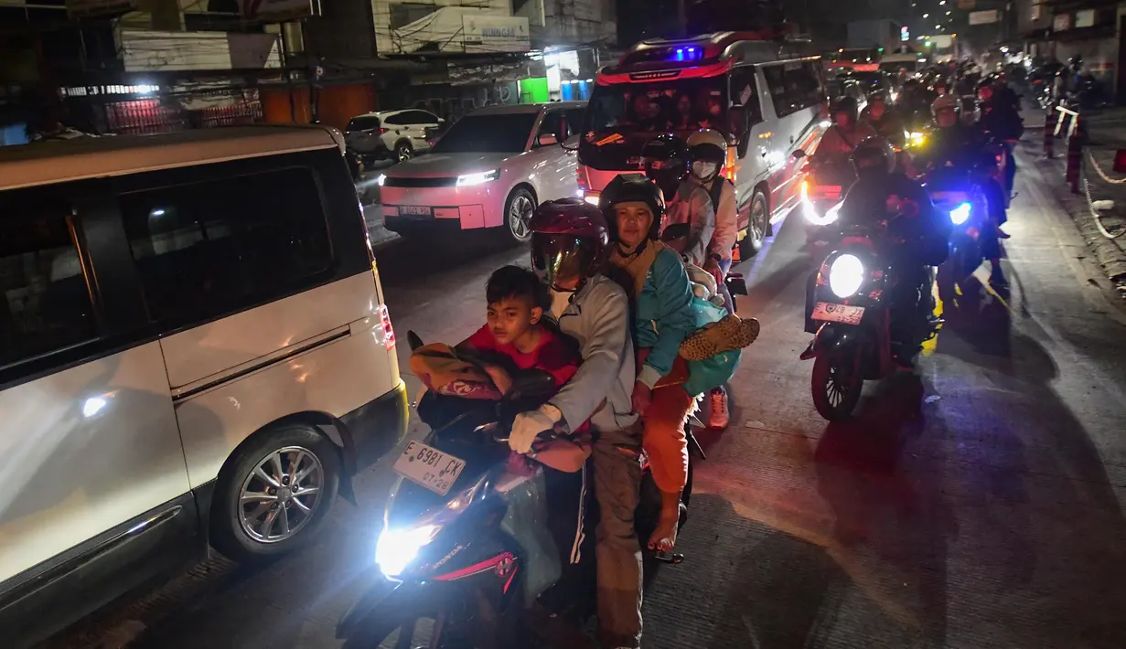 Sementara itu, puncak arus mudik Lebaran 2026 diperkirakan akan terjadi pada Kamis 18 Maret 2026. Diprediksi, jutaan pemudik bermotor akan memadati jalur utama Jawa Tengah hingga Jawa Timur. Tampak dalam foto, pengendara kendaraan bermotor melintas di Jalan Raya Cikarang, Bekasi, Jawa Barat, Rabu (18/3/2026). (merdeka.com/Arie Basuki)