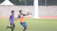 Dimas Galih Gumilang (kanan) mengikuti seleksi Persis Solo di Stadion Sriwedari, Rabu (13/2/2019). (Bola.com/Vincentius Atmaja)