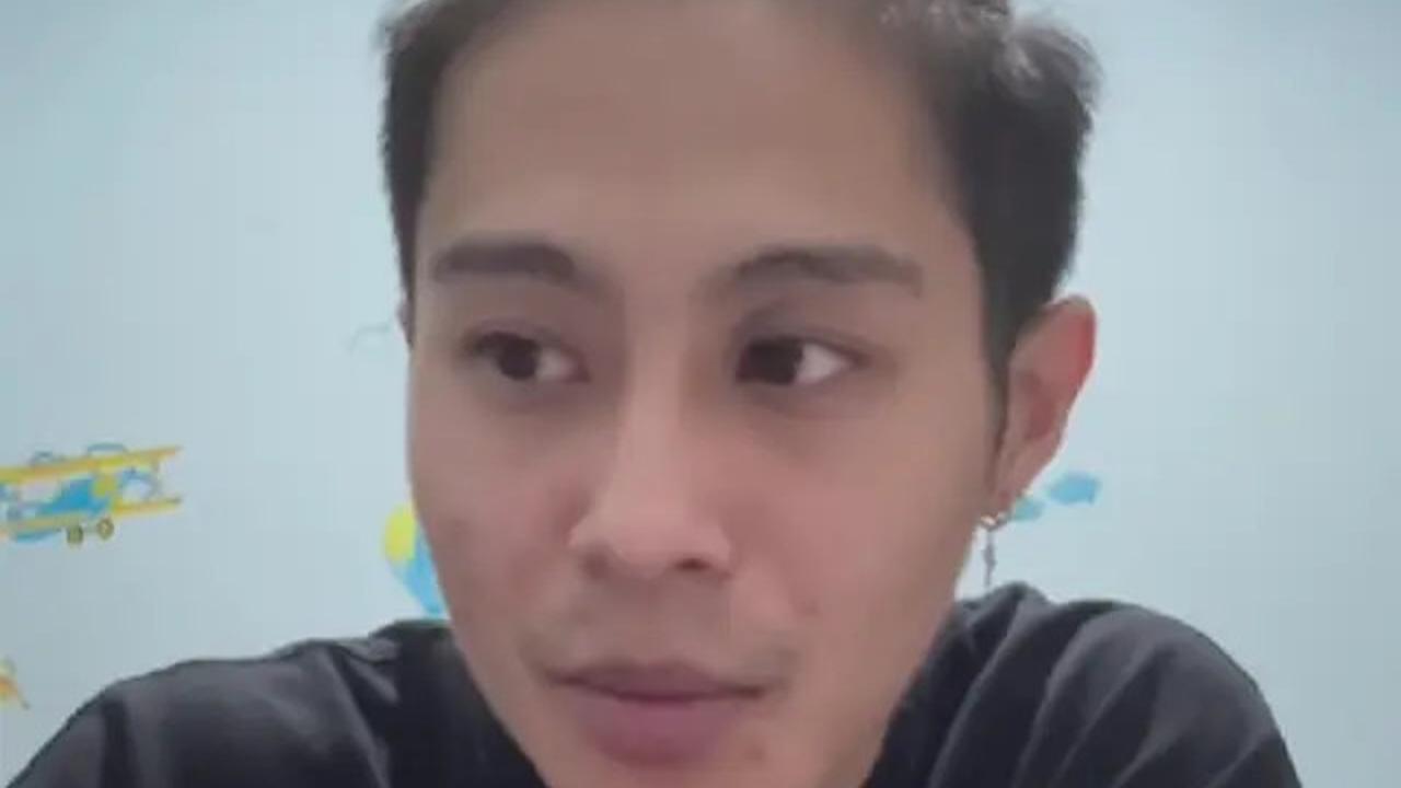 Gaya Rambut DJ Panda dengan Potongan Man Bun Undercut yang Jadi Ciri Khas